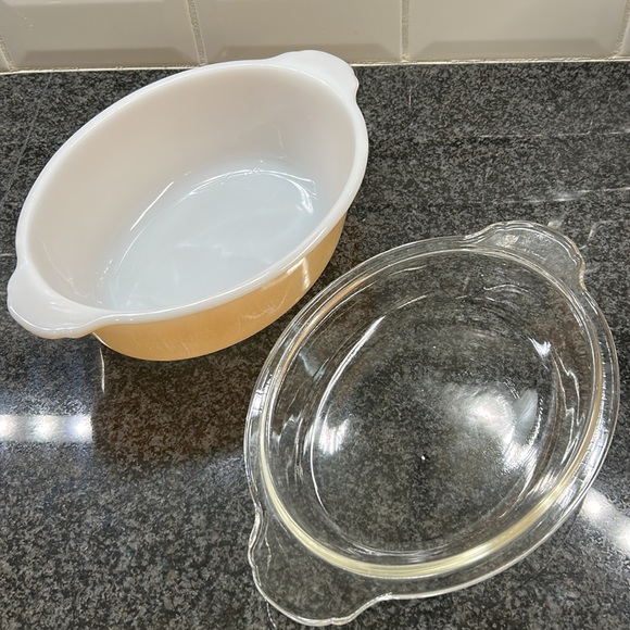 Vintage Fire King Casserole Dish / Serving Bowl with Lid. 467 - Picture 5 of 17